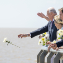 Kong Harald og Dronning Sonja kastet blomster i elven Rio de la Plata til minne om de utallige ofrene for militærdiktaturet 1976-1983.  Foto: Heiko Junge / NTB scanpix
